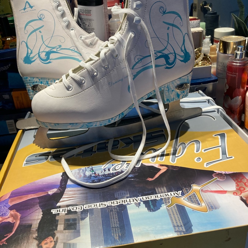 Women figure skates size 8 newer worn